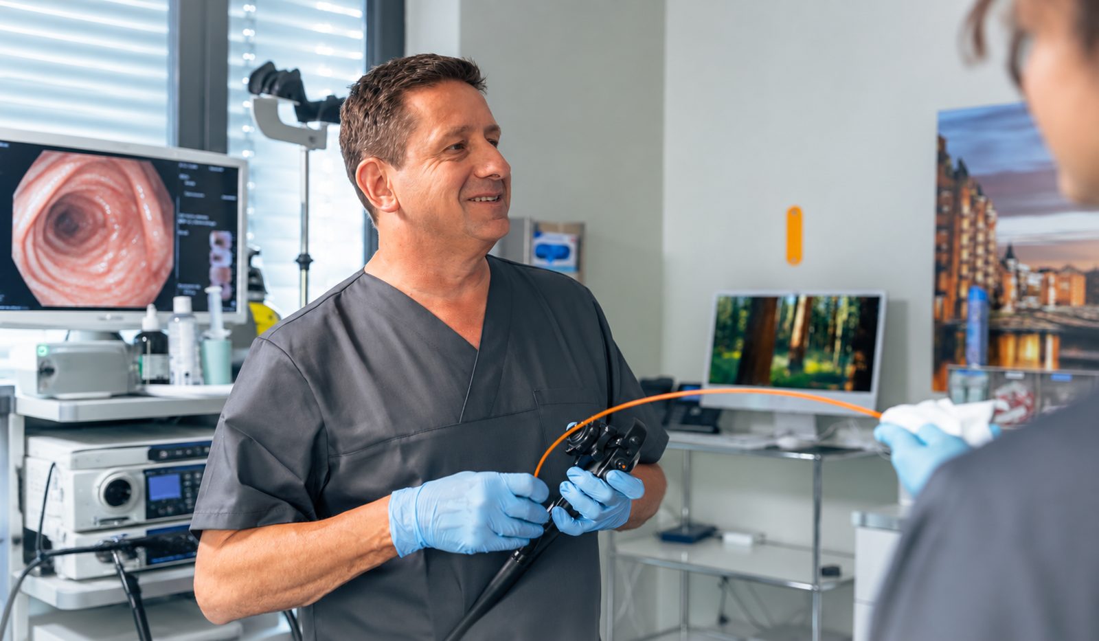 Specialist van DirectClinics met een endoscoop voor maag- en darmonderzoek